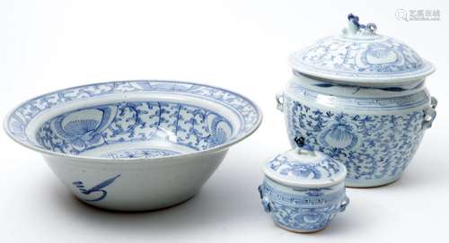 Two blue/white Chinese porcelain lidded pots with foo dogs a...