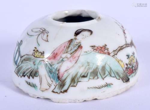 AN EARLY 20TH CENTURY CHINESE FAMILLE ROSE PORCELAIN BRUSH W...