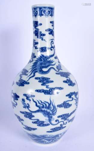 AN EARLY 20TH CENTURY CHINESE BLUE AND WHITE PORCELAIN VASE ...