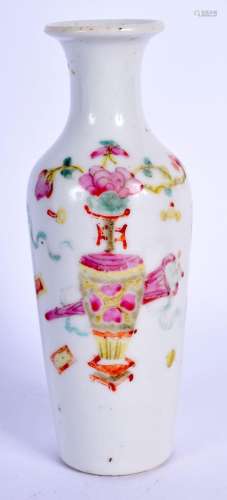 AN EARLY 20TH CENTURY CHINESE FAMILLE ROSE PORCELAIN VASE La...