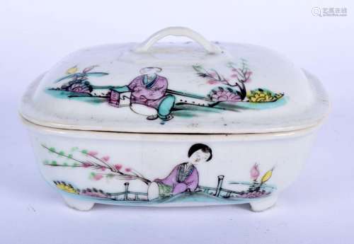 AN EARLY 20TH CENTURY CHINESE FAMILLE ROSE PORCELAIN BOX AND...