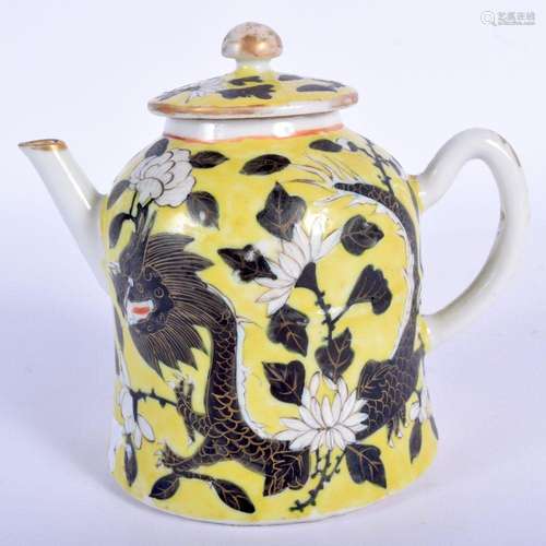 A LATE 19TH CENTURY CHINESE DAYA ZHAI FAMILLE JAUNE PORCELAI...