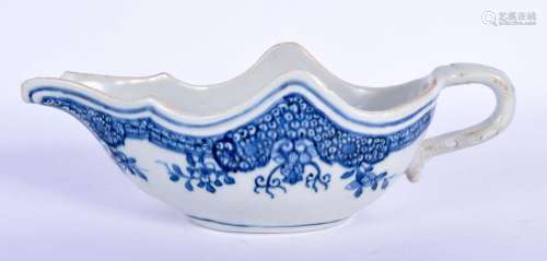 AN 18TH CENTURY CHINESE BLUE AND WHITE PORCELAIN SAUCEBOAT Y...