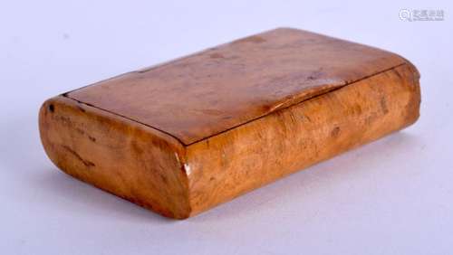 AN EDWARDIAN BURR WALNUT SNUFF BOX. 6 cm x 4 cm.