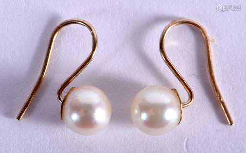 A PAIR OF 9CT GOLD AND PEARL EARRINGS. 2 cm x 1.5 cm.