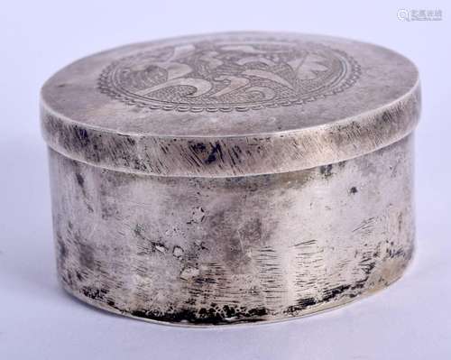 A VINTAGE MIDDLE EASTERN SILVER BOX AND COVER. 29 grams. 5 c...