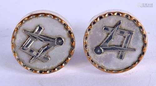 A PAIR OF VINTAGE MASONIC CUFFLINKS. 10 grams. 1.5 cm wide.