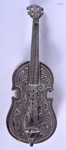 A RARE VINTAGE CONTINENTAL SILVER VIOLIN. 125 grams. 16 cm x...