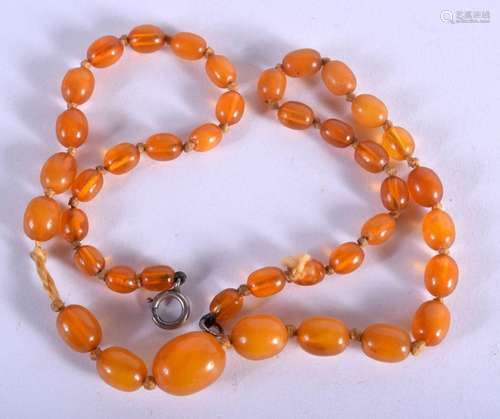 AN AMBER NECKLACE. 7 grams. 37 cm long.