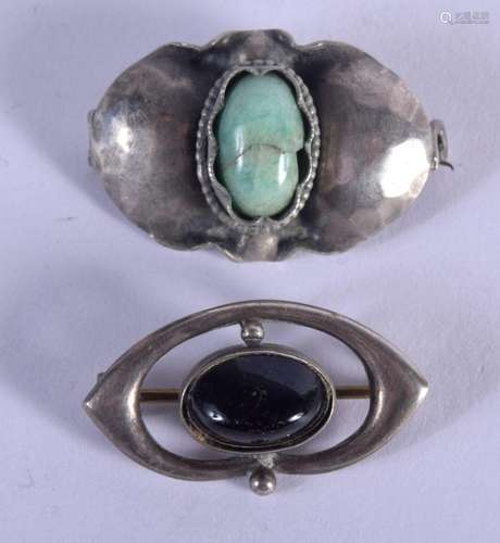 TWO VINTAGE SILVER BROOCHES. 7 grams. 3 cm x 2 cm.