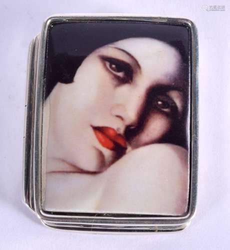 A SILVER BOX. 20 grams. 3.5 cm x 2.5 cm.