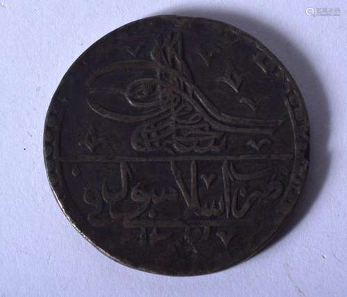 A MIDDLE EASTERN ISLAMIC COIN. 30 grams. 4.5 cm diameter.