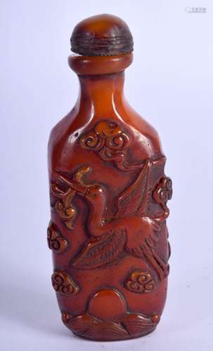 A CHINESE AMBER TYPE SNUFF BOTTLE. 50 grams. 9.5 cm x 3.5 cm...