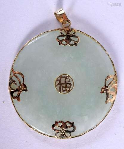 A 14CT GOLD AND JADEITE PENDANT. 9.5 grams. 4.5 cm x 3.5 cm.