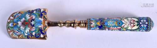 A LARGE CONTINENTAL SILVER AND ENAMEL CHEESE SCOOP. 76 grams...