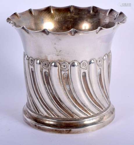 AN EDWARDIAN SILVER VASE. London 1904. 258 grams. 11.5 cm x ...