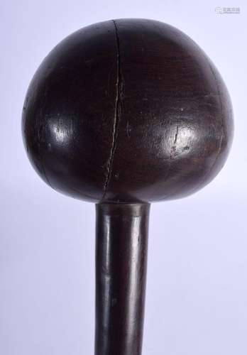 A 19TH CENTURY AFRICAN CARVED WOOD TRIBAL KNOBKERRIE. 64 cm ...