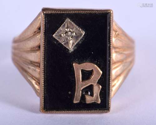 A 9CT GOLD AND ENAMEL RING. 5.3 grams. V/W.