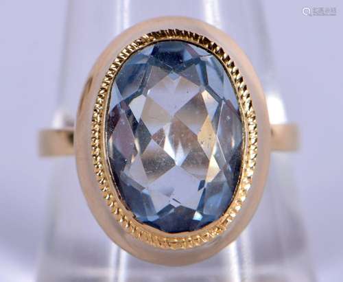 A GOLD BLUE STONE RING. Q. 4.3 grams.