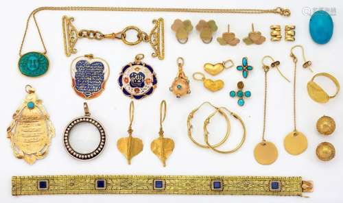 A group of jewellery, comprising: a gold and square-cut lapi...