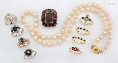 A collection of jewellery, comprising: a Georgian garnet and...