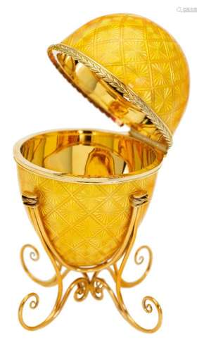 An 18ct gold and enamel bonboniere, in the form of an egg de...