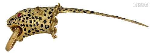 A pendant mount modelled as a leopard head, the mount with e...