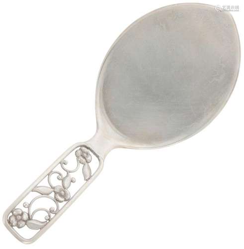 Cake server silver.