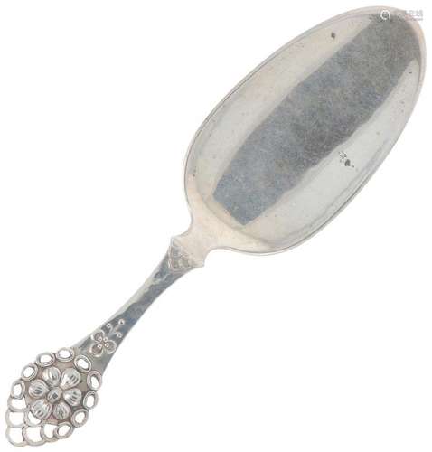 Cake server silver.