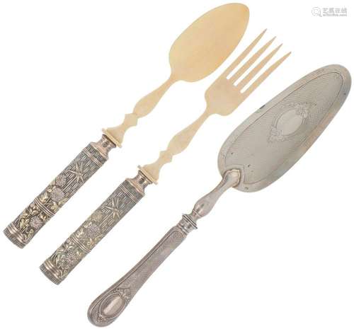 Salad tongs & cake server silver.