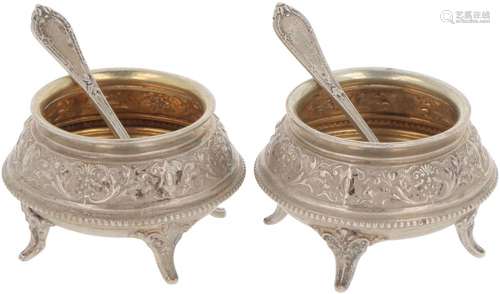 (4) piece lot of salt cellars with spoons of silver.