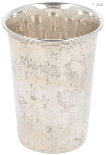 Drinking cup silver.