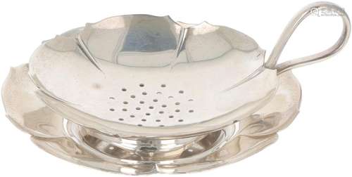 Tea strainer with drip tray silver.