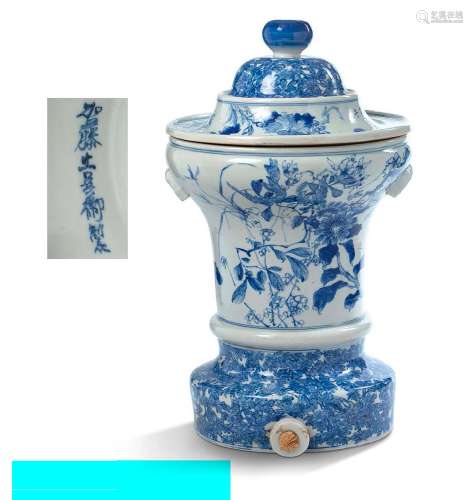 Japon, XXe siècle Grand pot couvert en porcelaine bleu-blanc...