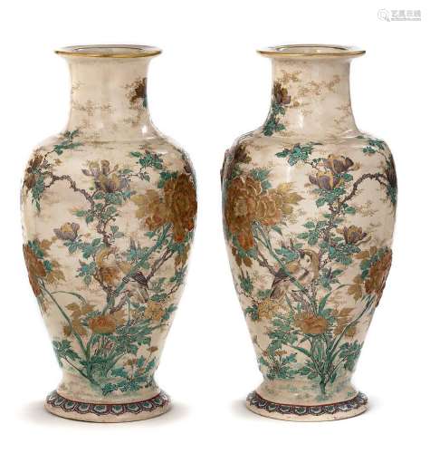 Japon, vers 1900 Paire de vases à panses évasées et longs co...