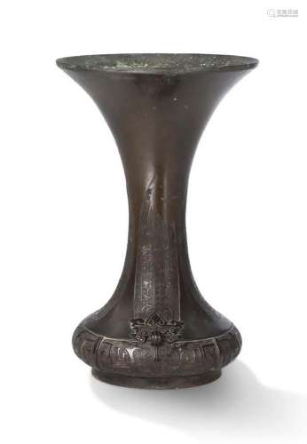 Japon, période Meiji (1868-1912) Vase à base pansue surmonté...
