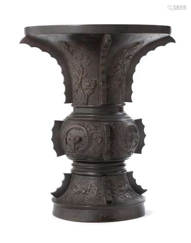 Japon, XIXe siècle Vase zun en bronze à décor en relief à qu...