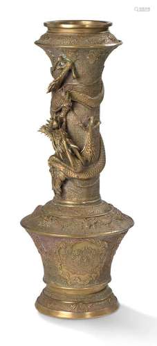 Japon, vers 1900-1920 Vase en bronze de patine dorée à panse...