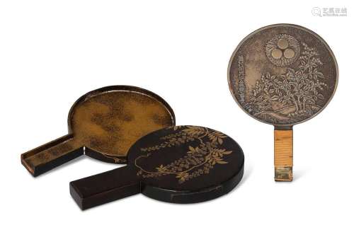 Japon, XIXe siècle Petit miroir à main en alliage de cuivre