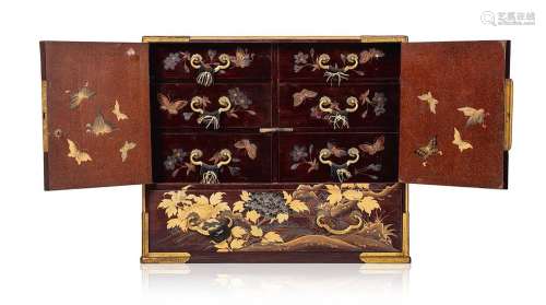 Japon, XIXe siècle Cabinet en bois laqué rehaussé de ferrure...