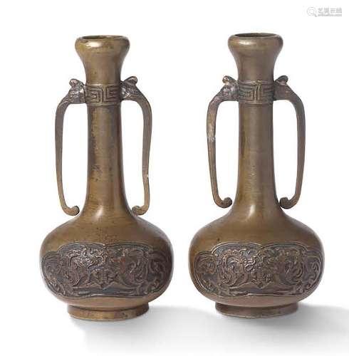 Japon, vers 1900 Paire de petits vases pansus à long col en ...
