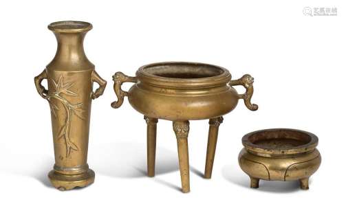 Indochine, XIXe siècle Lot comprenant deux brûle-parfums tri...