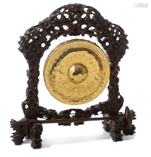 Indochine, XXe siècle Un gong en cuivre ou étain doré accroc...