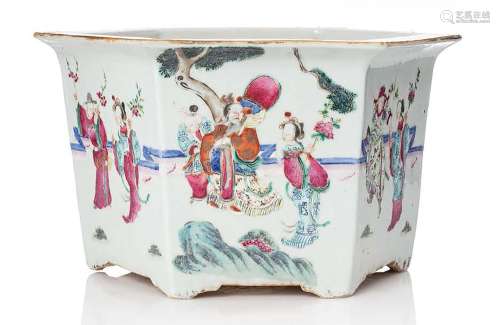 Chine, vers 1850 Jardinière hexagonale en porcelaine et émau...