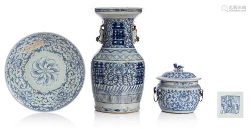 Chine, période Qing Lot de porcelaines bleu-blanc