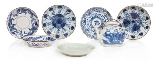Vietnam, XVIIIe - XIXe siècle Lot de porcelaines de Huê comp...