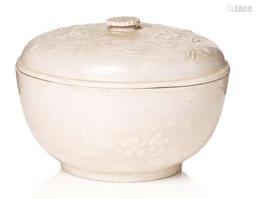 Chine, XVIIIe - XIXe siècle Bouillon couvert en céramique ém...