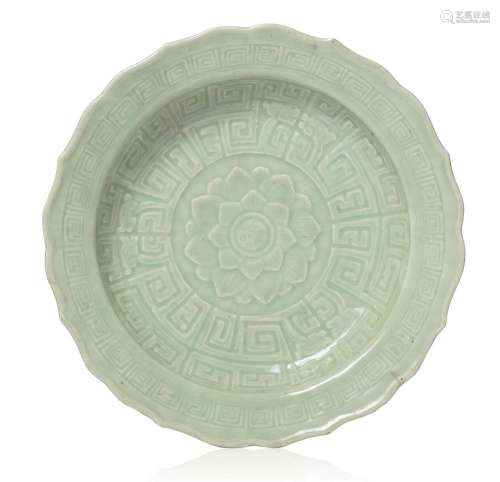 Chine, période Qing, XVIIIe siècle Plat lotiforme en porcela...