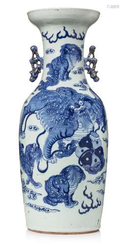 Chine, XIXe siècle Grand vase de forme balustre en porcelain...