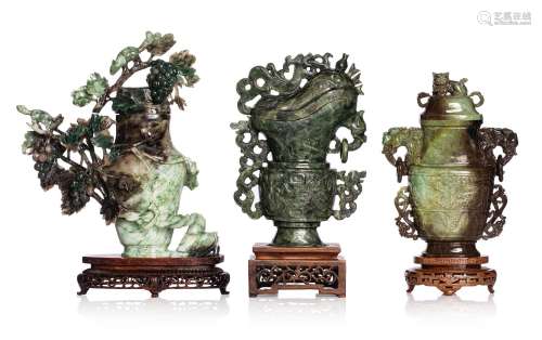 Chine, milieu XXe siècle Trois vases en jade de « Honan »